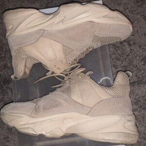 Steve Madden sneakers in tan - size 7 used